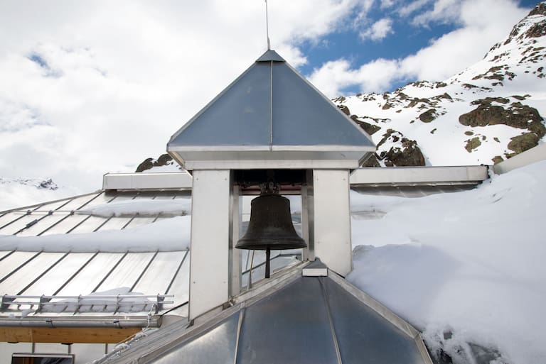 Dachreiter mit Glocke: Vernagthütte in Tirol