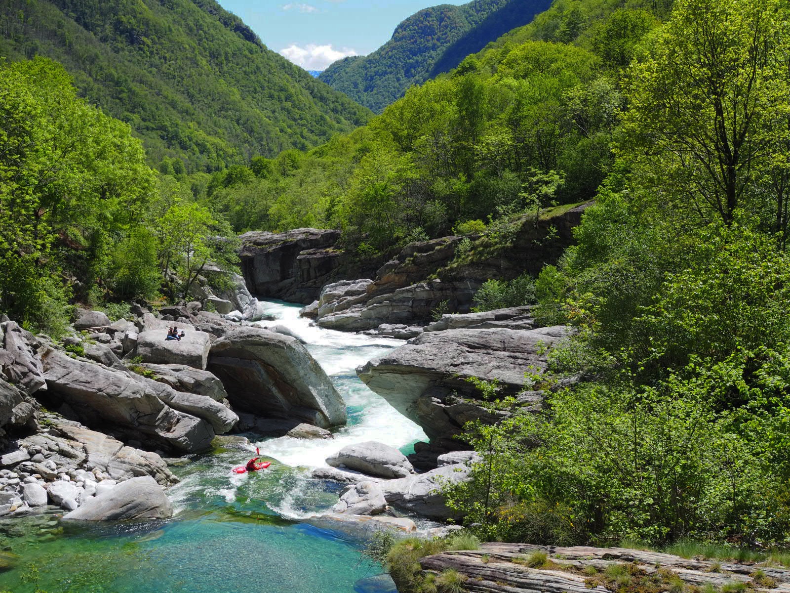 Die Verzasca ist nicht nur bei Kajak-Fahrern äußerst beliebt.