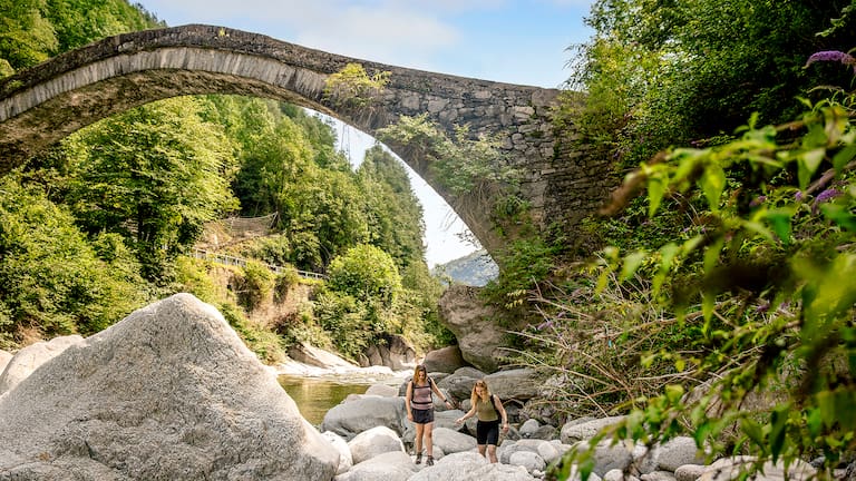 Historische Brücken rahmen die Naturkulisse des Val Divedro auf der ViaStocker-Wanderung malerisch ein.