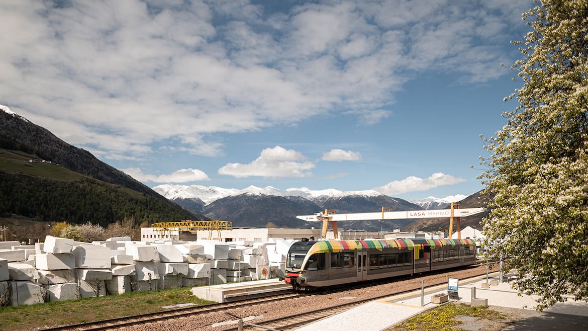 Ob Bus oder Bahn: Mit der VinschgauCard fährt man entspannt und kostenlos durch Südtirol.