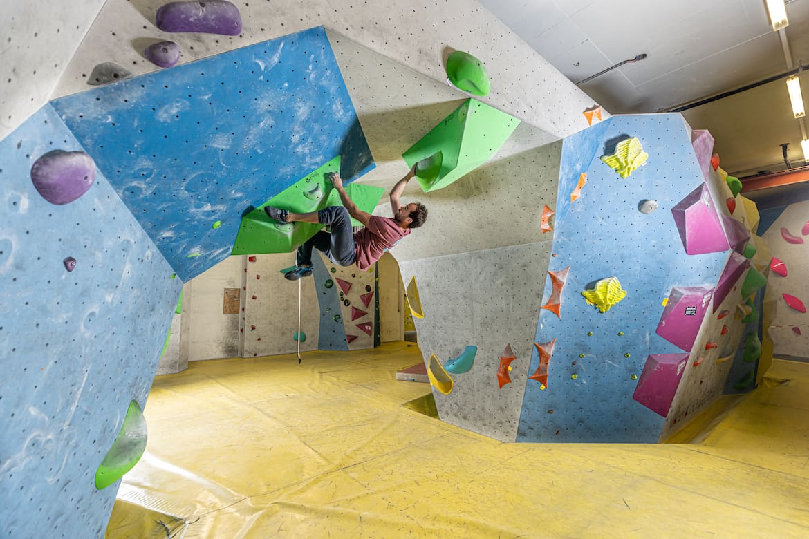 Mit 2.200 m² Kletterfläche und 600 m² Boulderfläche bietet die Halle Anfängern und Profis eine Vielzahl an Kletterproblemen.