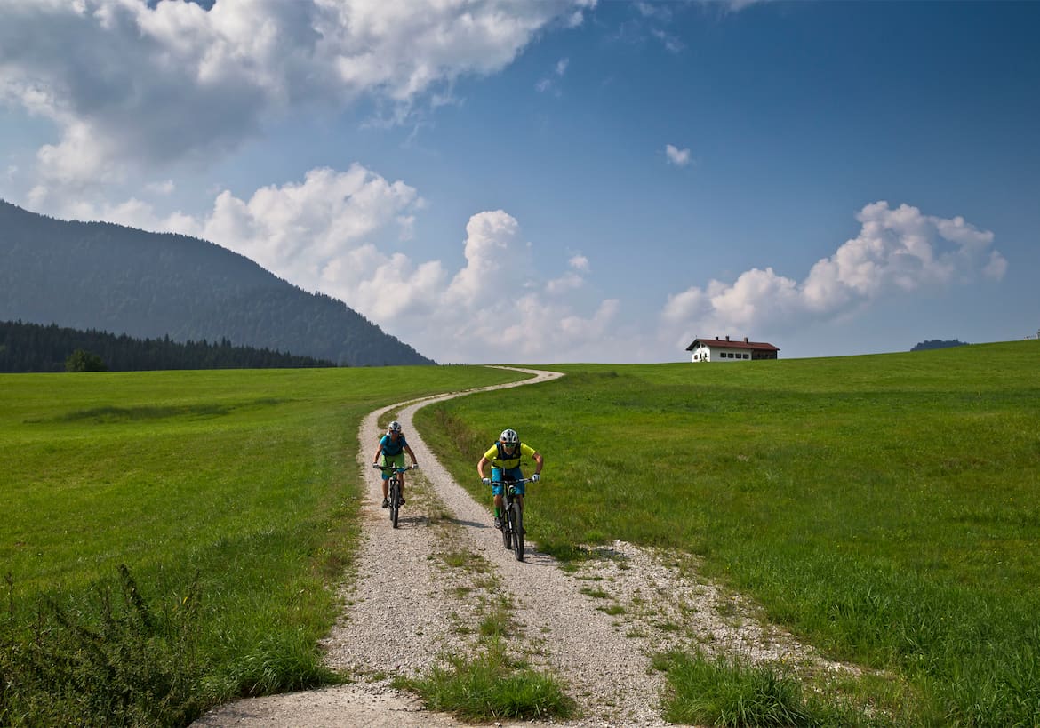 Zwei Radfahrer bei der Abfahrt.