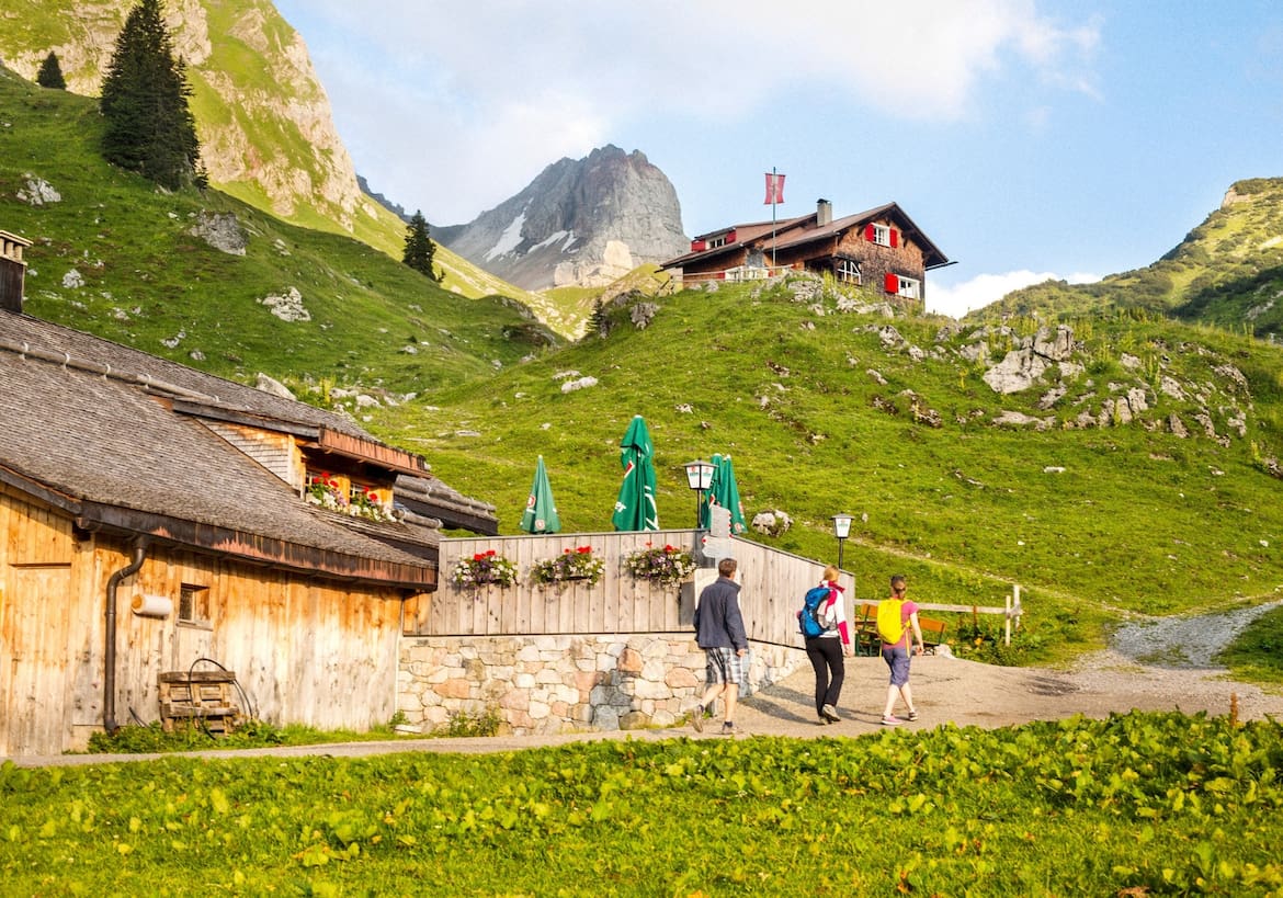 Eine Berghütte in der Alpenlandschaft.
