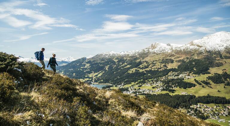 Das sonnenverwöhnte Hochtal im Herzen Graubündens bietet mehr als nur aussichtsreiche Berggipfel und duftende Alpwiesen.  