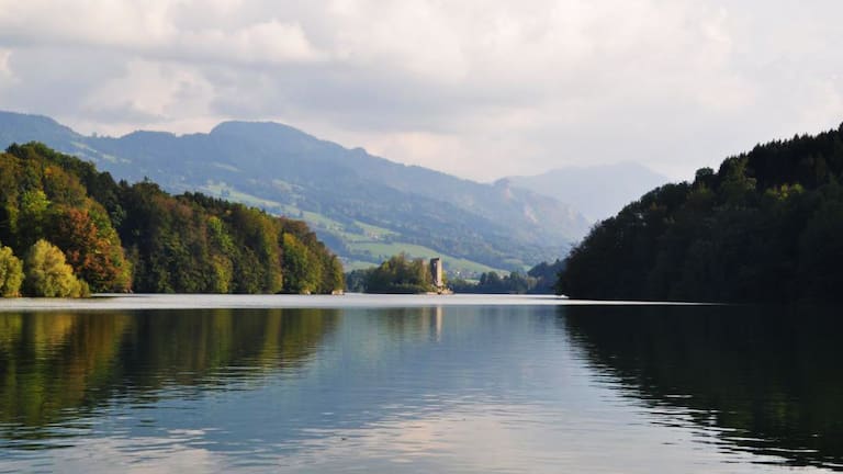 Blick auf den Lac de la Gruyère im Kanton Freiburg