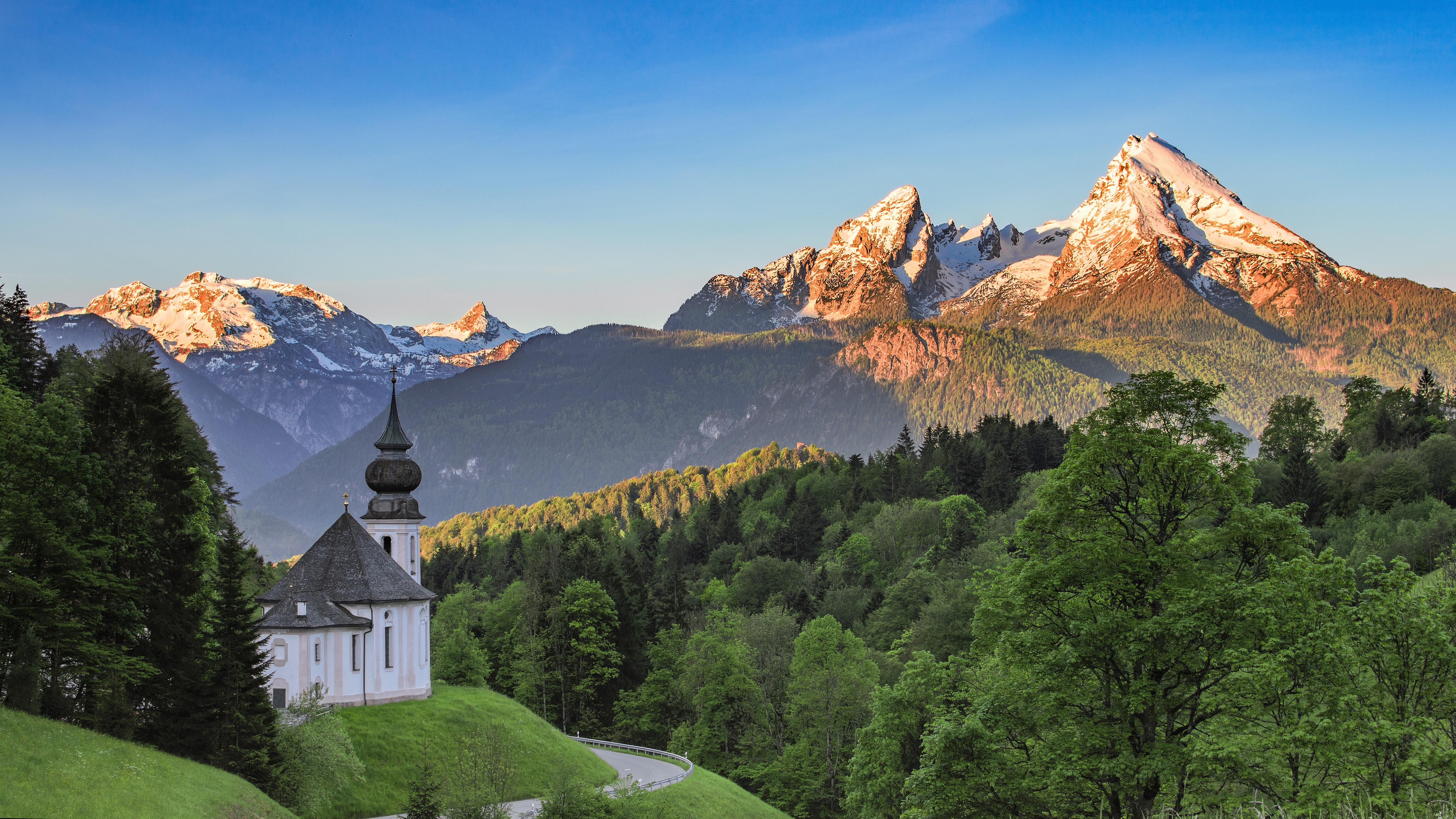 Die Wallfahrtskirche Maria Gern in Berchtesgaden mit dem Watzmann im Hintergrund