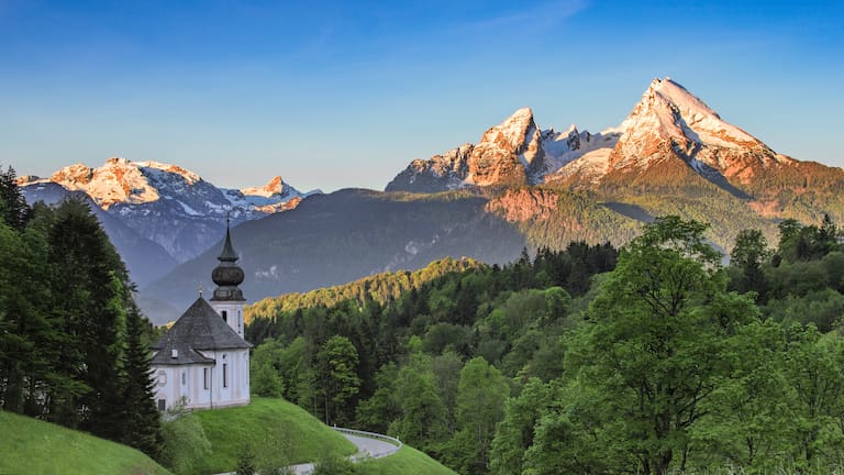 Die Wallfahrtskirche Maria Gern in Berchtesgaden mit dem Watzmann im Hintergrund