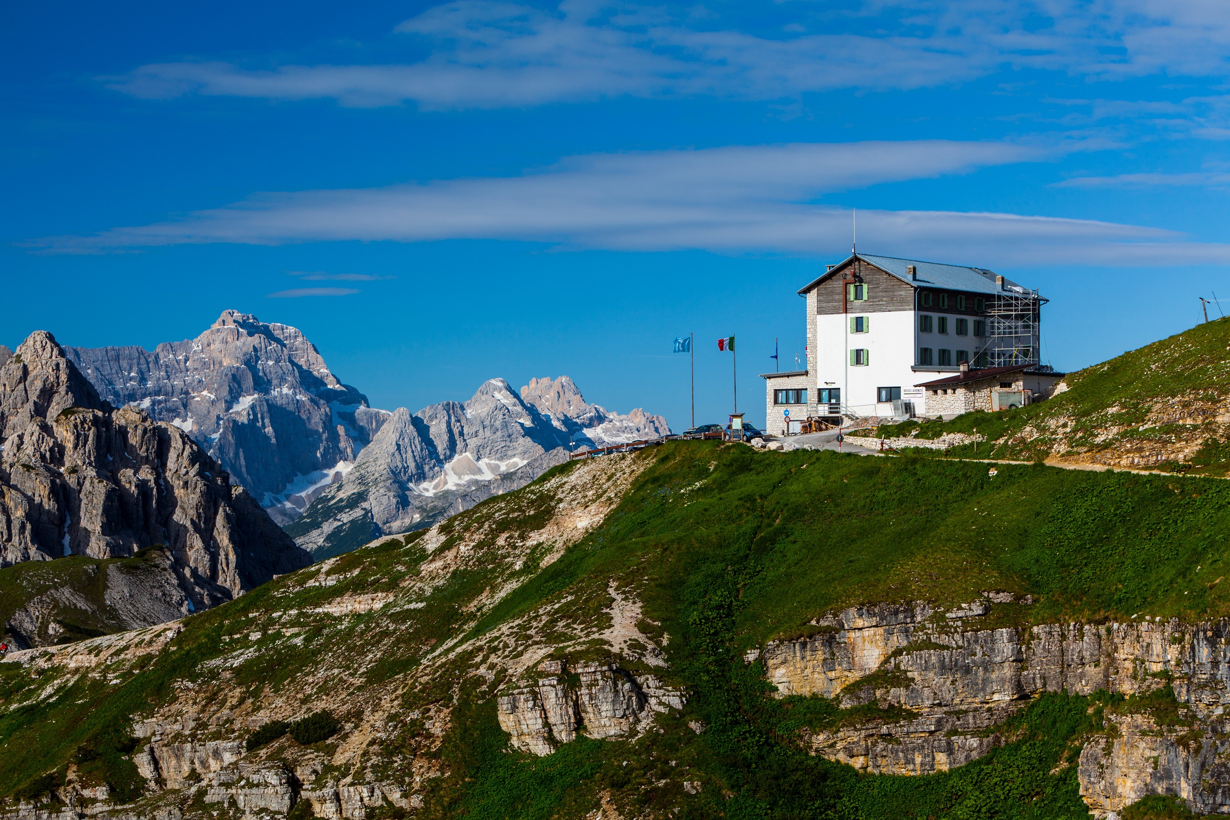 Am Fuße der berühmten Drei Zinnen: Die Auronzohütte (2.333 m)
