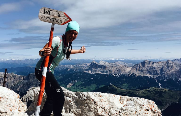 Ana Zirner auf dem Weg über die Alpen