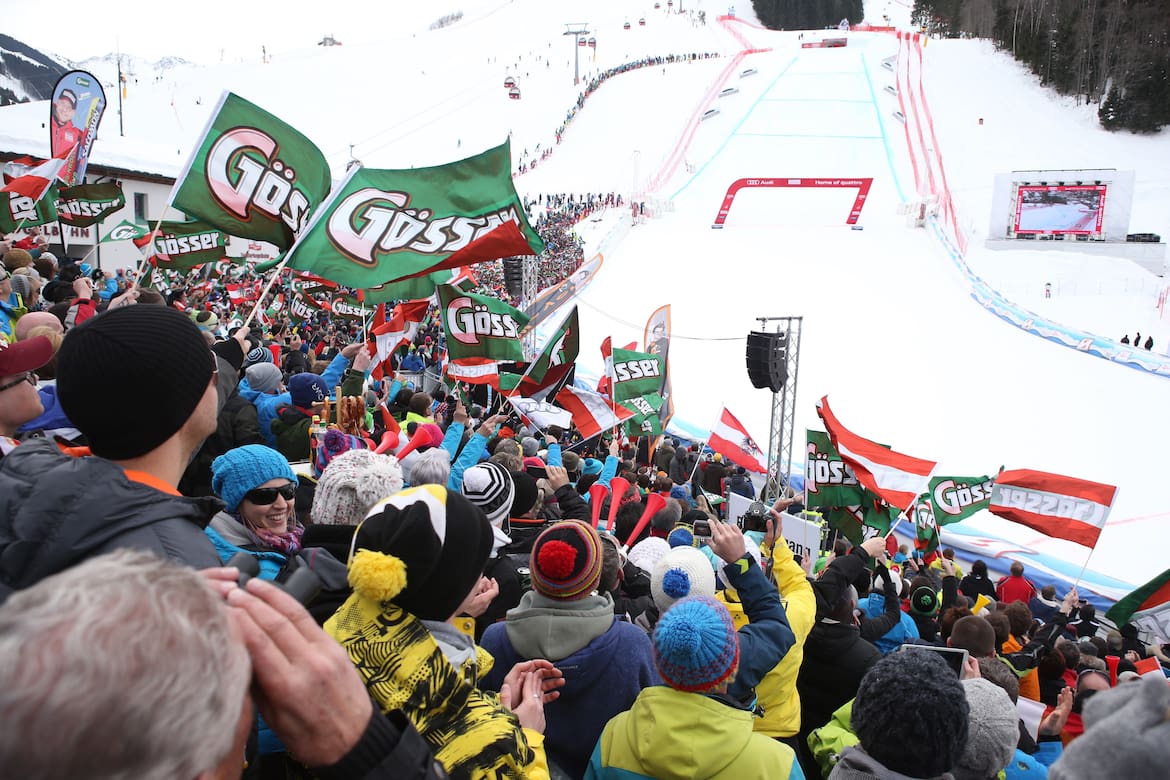 Alle Weltcup Bewerbe finden auf einem Berg statt und münden in einer großen Skiarena.