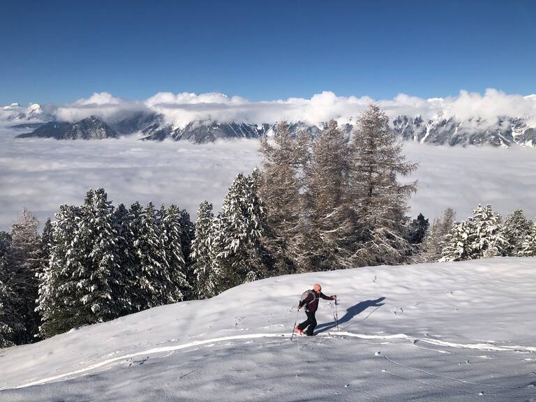 Wenig Schnee wie jetzt zu Saisonbeginn bedeutet für Skitourengeher nicht nur die Gefahr von Lawinen, auch andere Risikosituationen sind damit verbunden.
