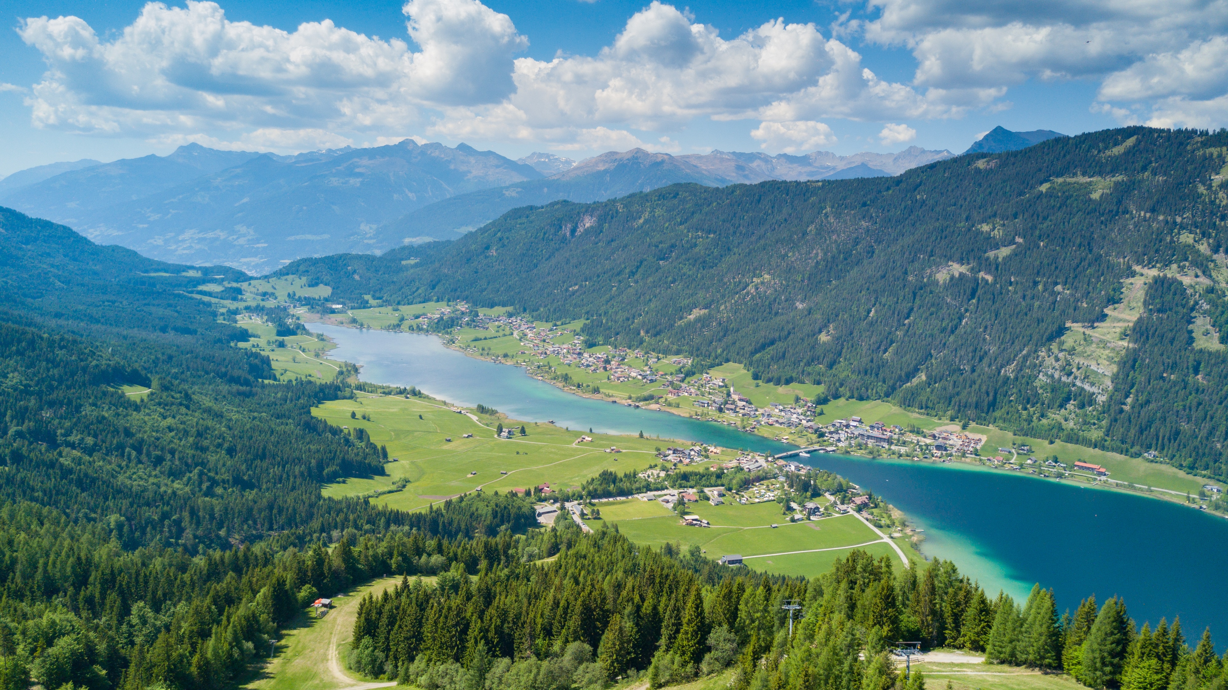 Luftaufnahme vom Weißensee in Kärnten