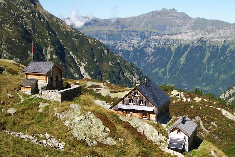 Die Windegghütte in den Urner Alpen im Kanton Bern