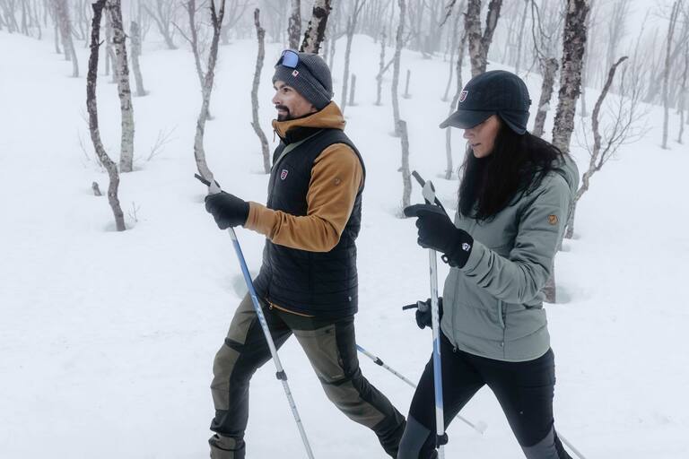 Mit Langlaufskiern im Backcountry - die richtige Bekleidung sorgt für maximale Bewegungsfreiheit bei gleichzeitigem Schutz vor Kälte. 