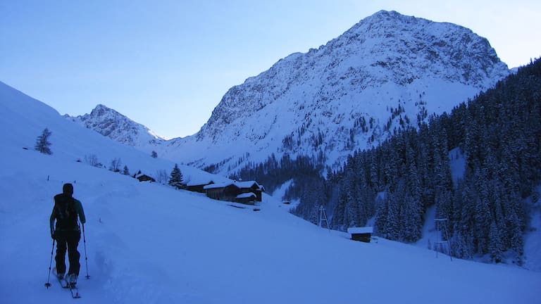 Wintermorgen bei Sapün: Skitourengeher in den Plessur-Alpen bei Arosa