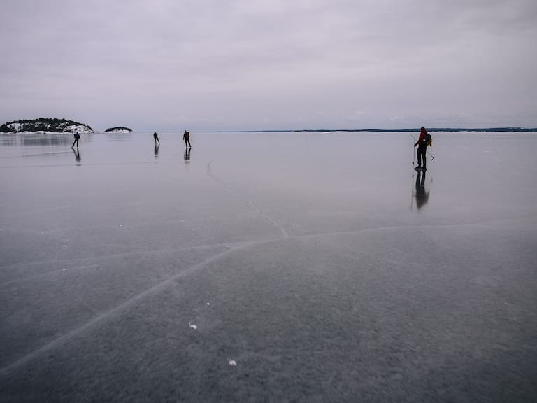 Natureisfläche in Schweden nahe Uppsala mit Eisläufern 