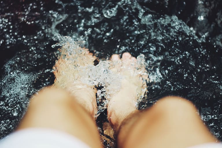 Ein wärmendes Fußbad belebt kalte Füße.