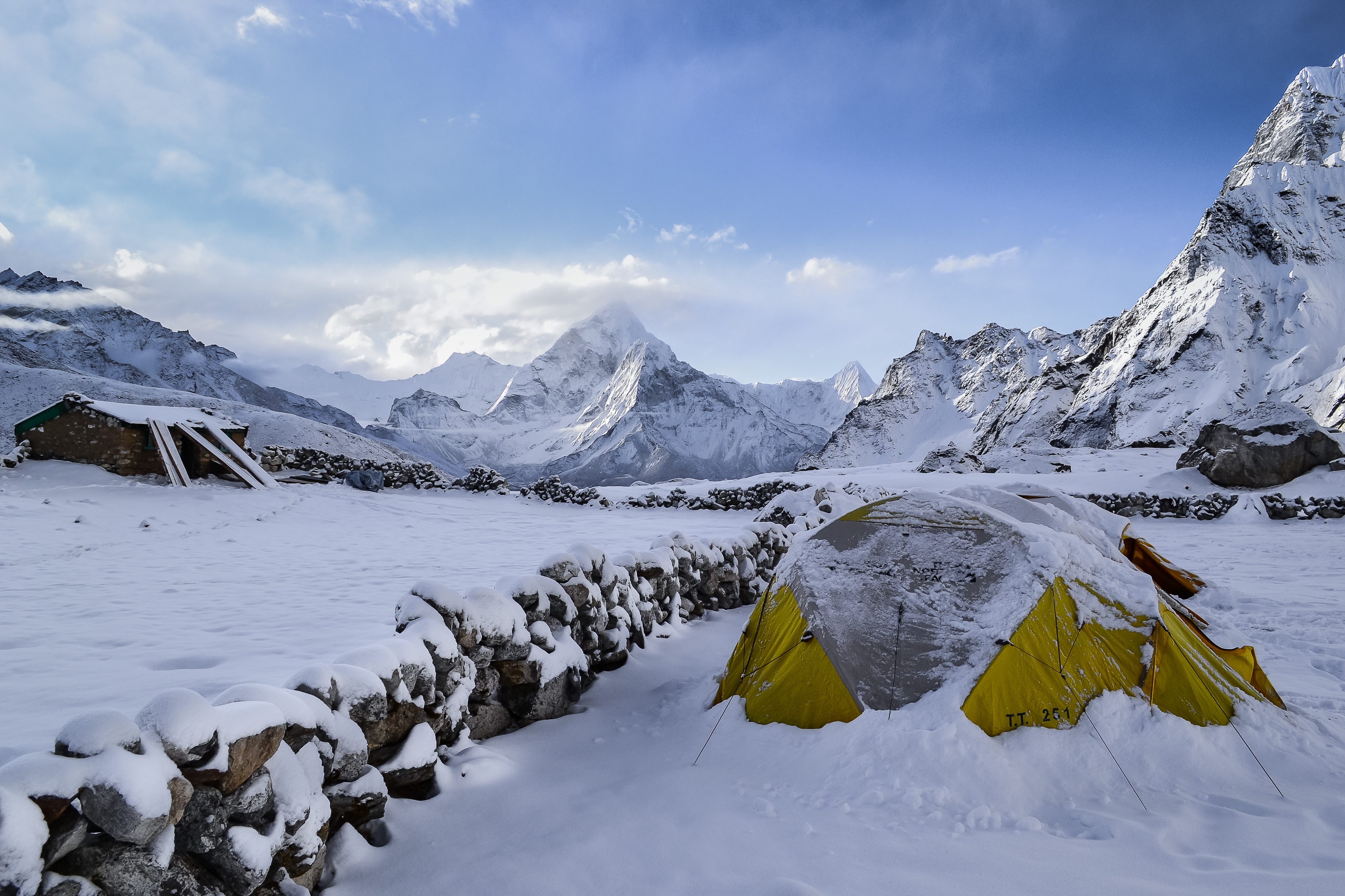 Zelt vor winterlichem Bergpanorama