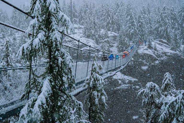 Winterliche Bedingungen bei der Überquerung der Furi-Hängebrücke.
