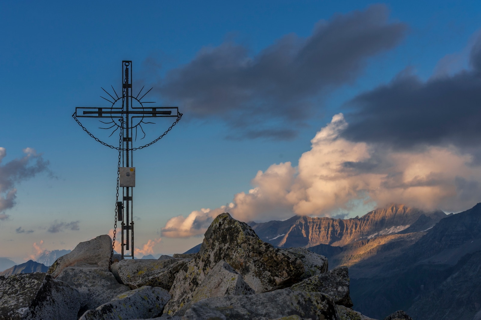 Gipfelkreuz des 2761 Meter hohen Medelzkopf