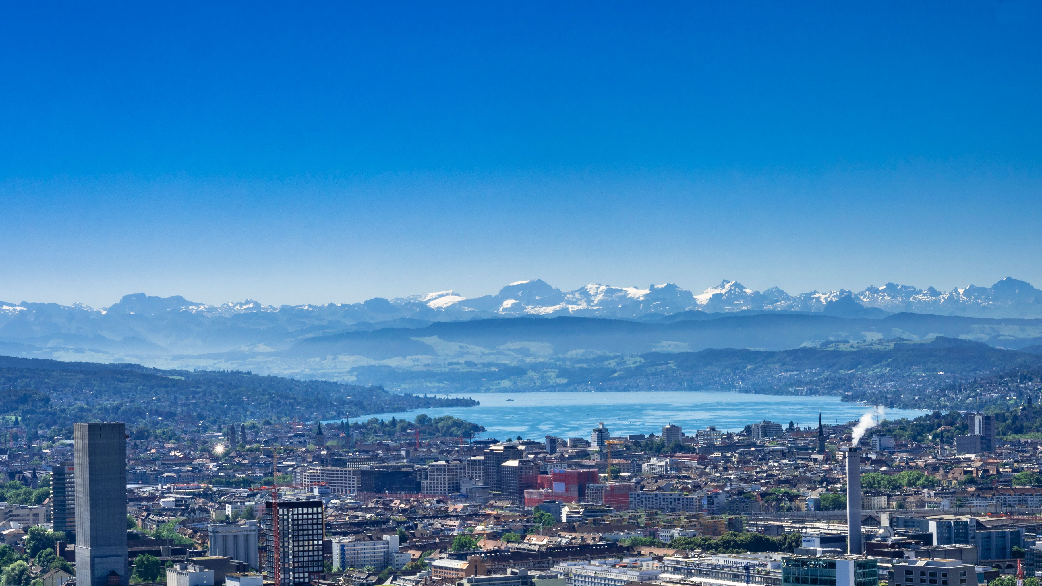 Zürich: Blick über die Stadt in die Berge