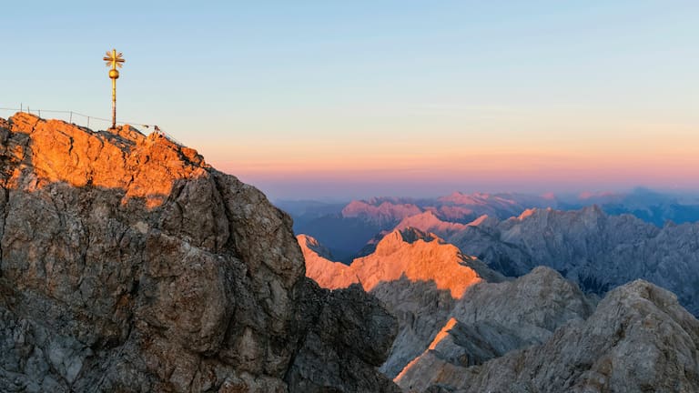 Blick über den Gipfel der Zugspitze ins Wettersteingebirge in Bayern