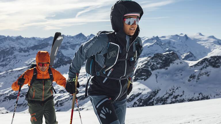 Die Karpos Athleten Caro Gredler und Marc Hochstaffl sind mit der Skitourenkollektion von Karpos gut ausgestattet auf den Bergen unterwegs.