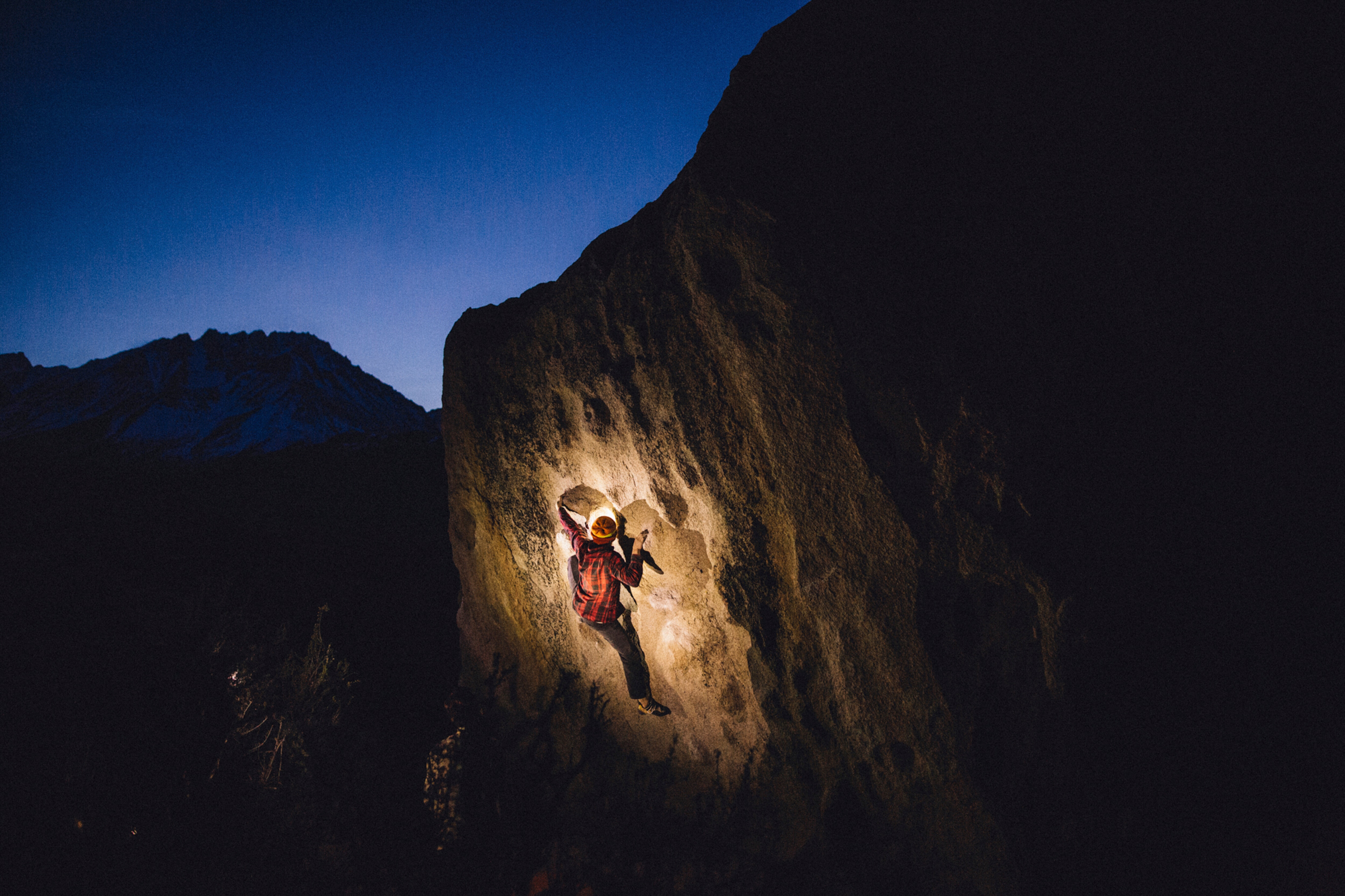 Bouldern in der Nacht benötigt die richtige Ausleuchtung, Buttermilk Boulders, Bishop, California, USA