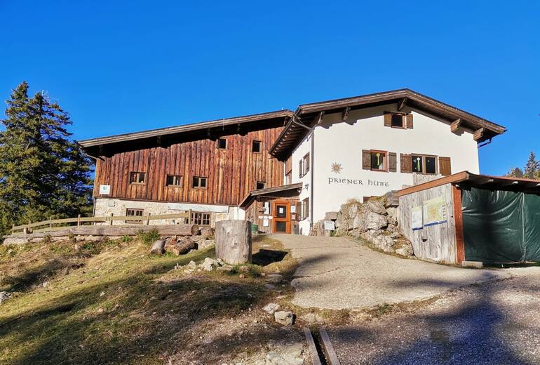 Die Priener Hütte steht im Naturschutzgebiet Geigelstein oberhalb der Niederkaseralm in den Chiemgauer Alpen