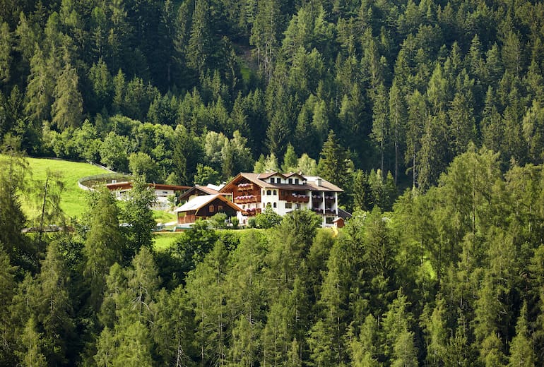 Auf exakt 1.000 Metern, am Waldrand oberhalb von Fulpmes liegt der Gröbenhof. 