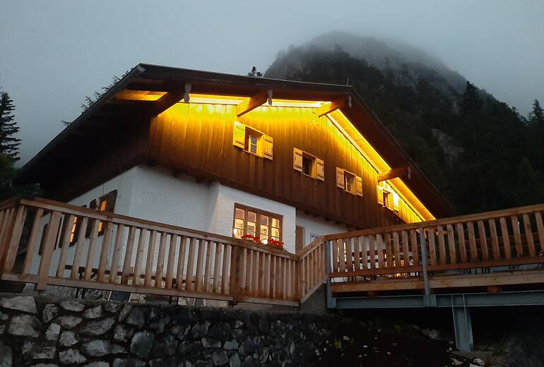Die Mittenwalder Hütte liegt in Bayern unter der Westlichen Karwendelspitze