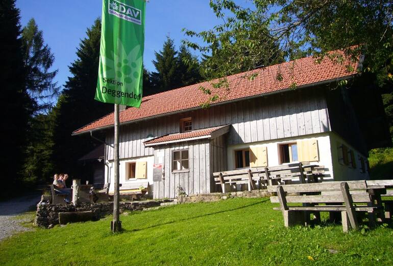 Nur ein paar hundert Meter von Deggendorf entfernt befindet sich auf der Rusel die Hochwaldhütte