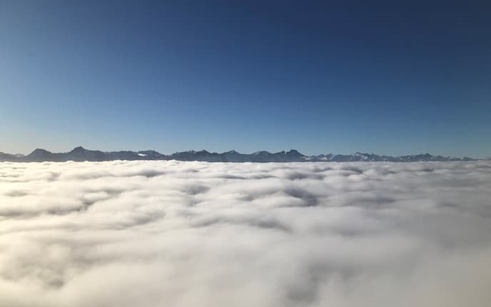 Blick über das Wolkenmeer von der Alplhütte aus.