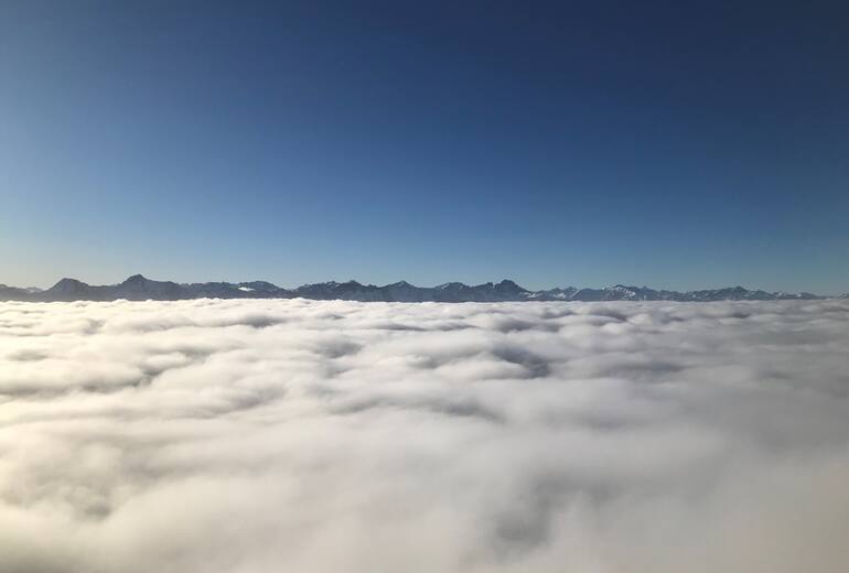 Blick über das Wolkenmeer von der Alplhütte aus.