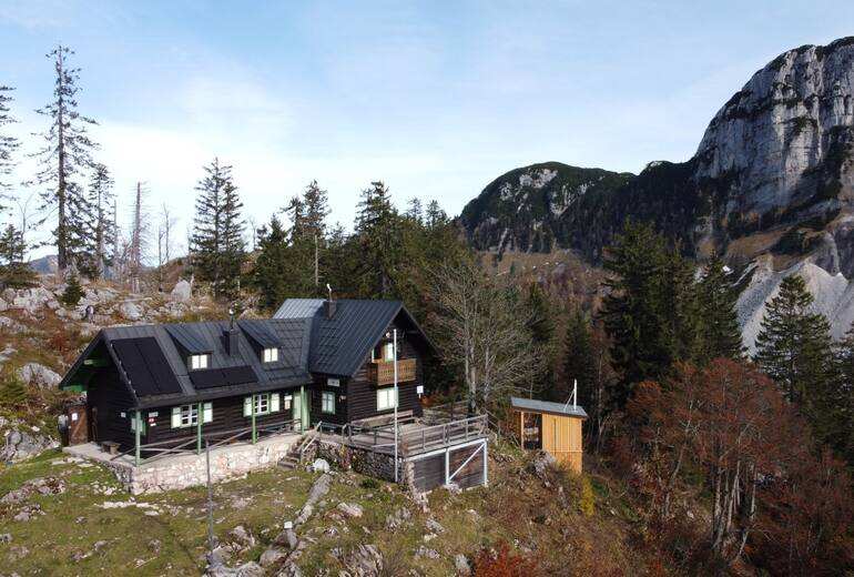 Die Lambacher Hütte steht am Sonnkogel im Toten Gebirge zwischen Bad Goisern und Altaussee