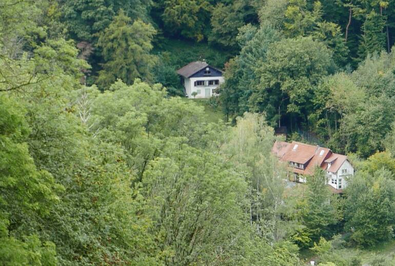 Versteckt liegt die Felsberghütte „Am Felsenmeer“ bei Reichenbach (Odenwald) auf einer Höhe von 254 m.