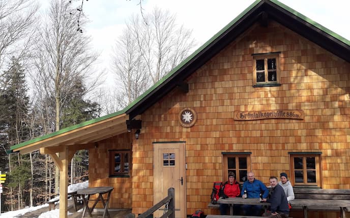Selbst im Winter kann man auf der Bank vor der Grüntalkogelhütte sitzen.