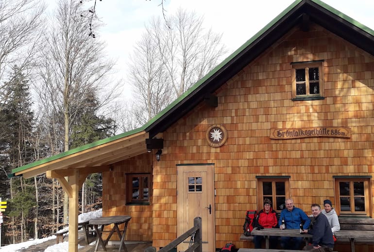 Selbst im Winter kann man auf der Bank vor der Grüntalkogelhütte sitzen.