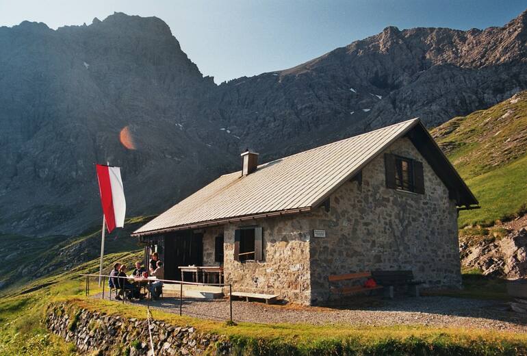 Das Kaufbeurer Haus (2.007 m) liegt im Urbeleskar in den Allgäuer Alpen (Tirol) an der Nordseite der Hornbachkette. 