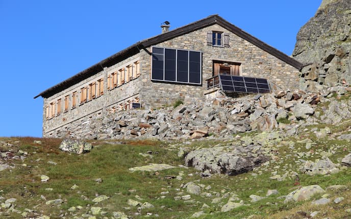 Die Klostertaler Umwelthütte (2.362 m) liegt im österreichischen Teil der Silvretta