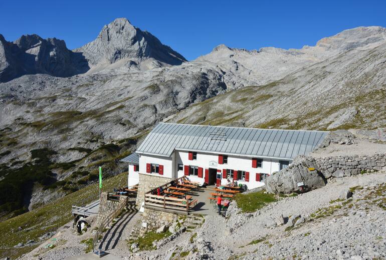 An der Schwelle des Zugspitzplatts unterhalb des Brunntalkopfes liegt malerisch die Knorrhütte auf 2.052 m Seehöhe.