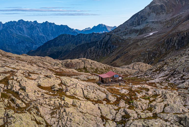 Die nicht bewirtschaftete Neue Reutlinger Hütte (2.395 m) liegt in der Vorarlberger Verwallgruppe auf der Wildebene unterhalb des Kaltenbergs.