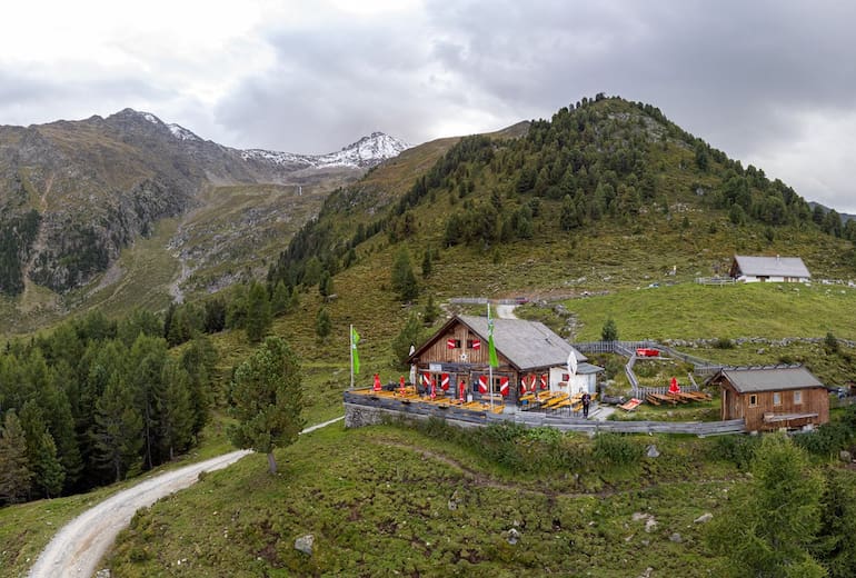 Die Peter-Anich-Hütte steht oberhalb von Telfs in den nördlichen Stubaier Alpen in Tirol.