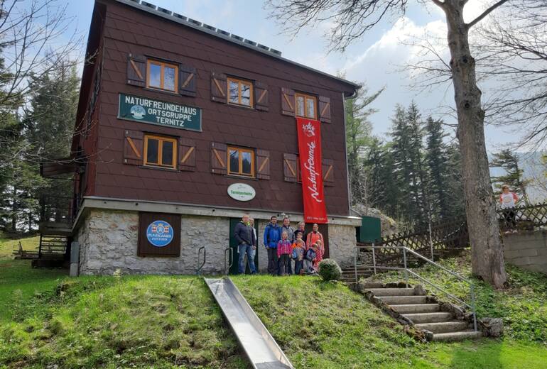 Das Ternitzer oder Grassinger Hütte befindet sich auf 1.199 m im Schneeberg-Massiv. 