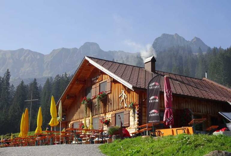 Im Bärgunttal (Kleinwalsertal), etwas unterhalb des Großen Widdersteins (2.533 m), liegt auf 1.393 m Seehöhe die urige Bärgunt-Hütte. 