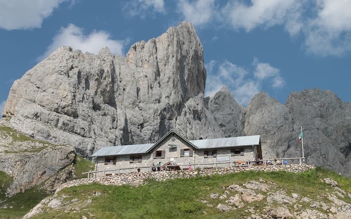 Die Calvin Hütte mit dem Monte Chiadenis