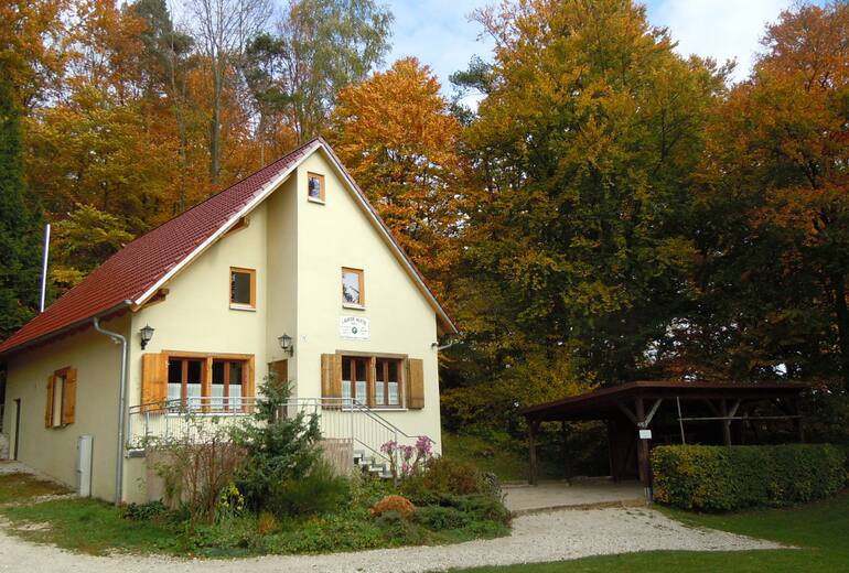 Die heimelige Laufer Hütte in Betzenstein liegt in der Gebirgsgruppe Fränkische Alb in Bayern