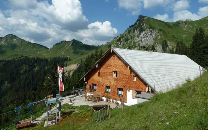Die Gehrenalpe thront malerisch oberhalb von Reutte in den Allgäuer Alpen. 