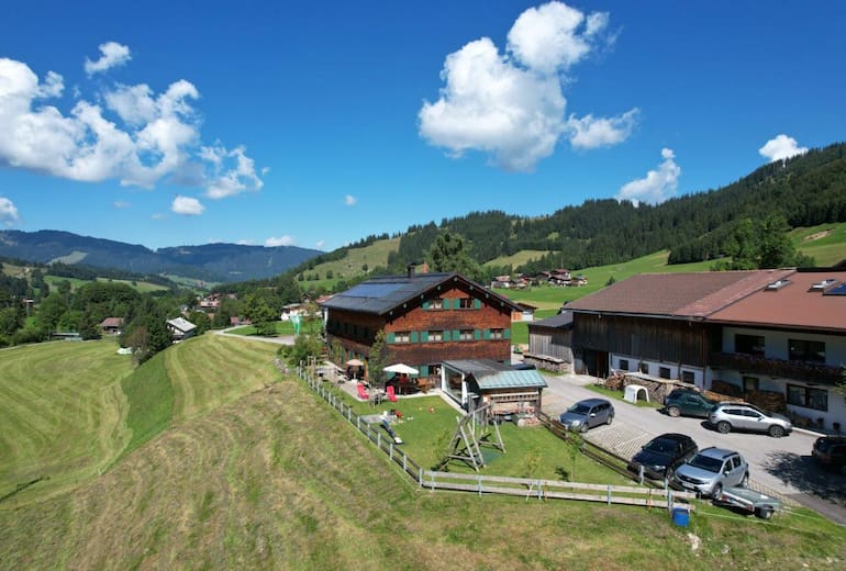 Das Haus Schattwald ist eine äußerst geräumige und gut ausgestattete Selbstversorgerhütte in den Allgäuer Alpen.