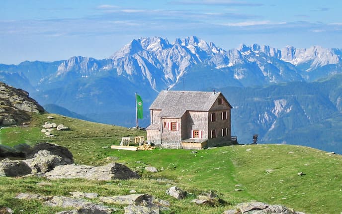 Die Hugo-Gerbers-Hütte (2.347 m) steht in der südwestlichen Kreuzeckgruppe über dem Oberdrautal in Kärnten.